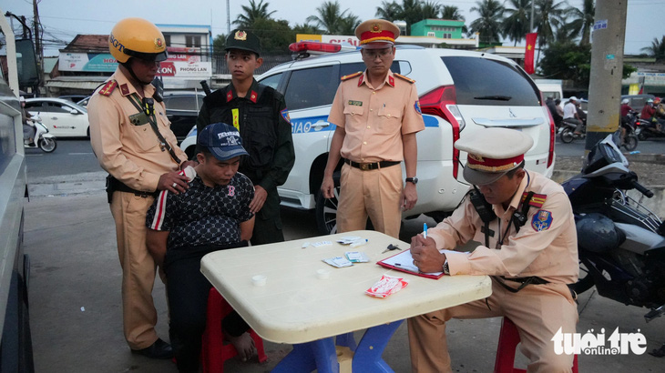 Không đội mũ bảo hiểm， đứng chờ đèn đỏ bị cảnh sát phát hiện tàng trữ ma túy - Ảnh 2.