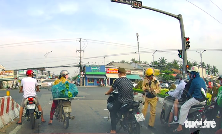 Không đội mũ bảo hiểm， đứng chờ đèn đỏ bị cảnh sát phát hiện tàng trữ ma túy - Ảnh 1.